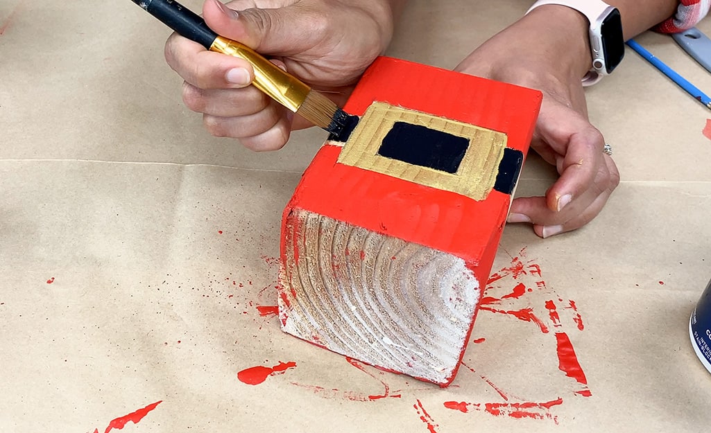 Santa's belt buckle is painted on to the middle block. Santa's belt buckle is painted on to the middle block.