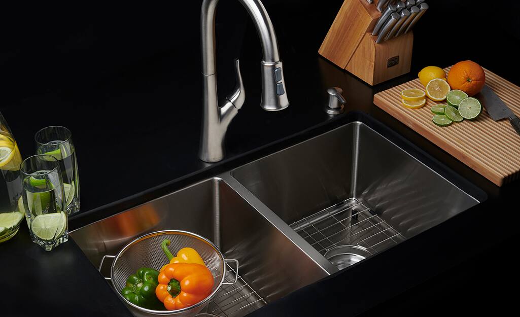 A single bowl kitchen sink.