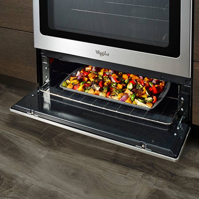 Whirlpool 5.1 cu. ft. Gas Range in Black WFG505M0BB