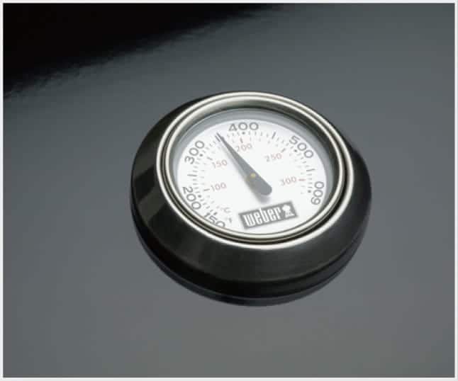 The built-in lid thermometer displays the internal temperature.